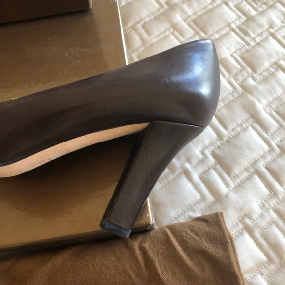 TRENDING GUCCI Leather Round-Toe Pumps - Picture 8 of 8